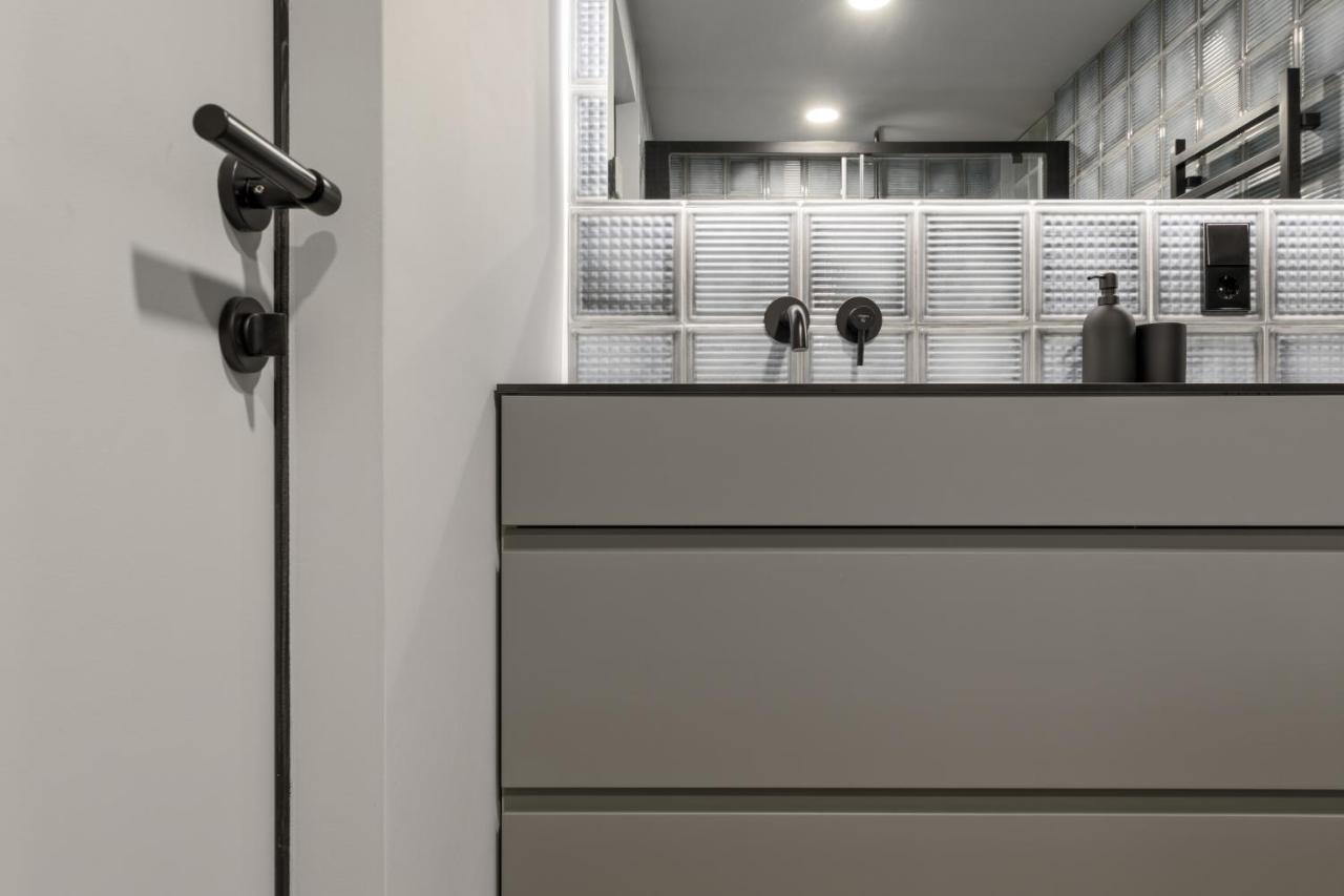 Ivis House Modern Apartment In Vilnius Old Town With Balcony VNO Exteriör bild